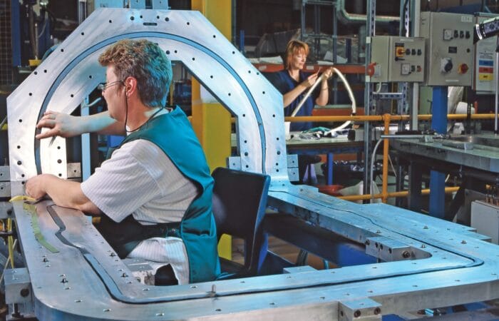 Medarbetare i produktionsmiljö hos Trelleborg Sealing Solutions Kalmar AB