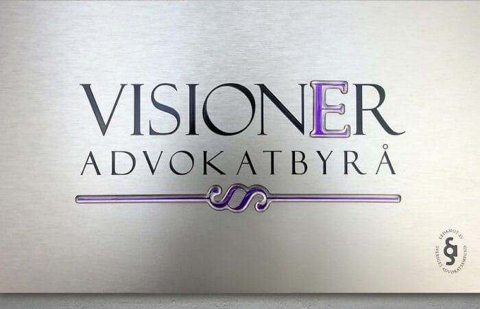 Skylt med Visioner Advokatbyrå AB logotyp
